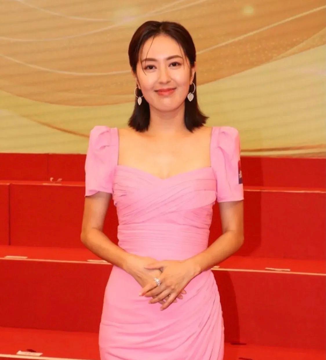 唐诗咏|TVB视后唐诗咏晒性感！肚兜泳衣尽显好身材，曾恋多位男星遭背叛