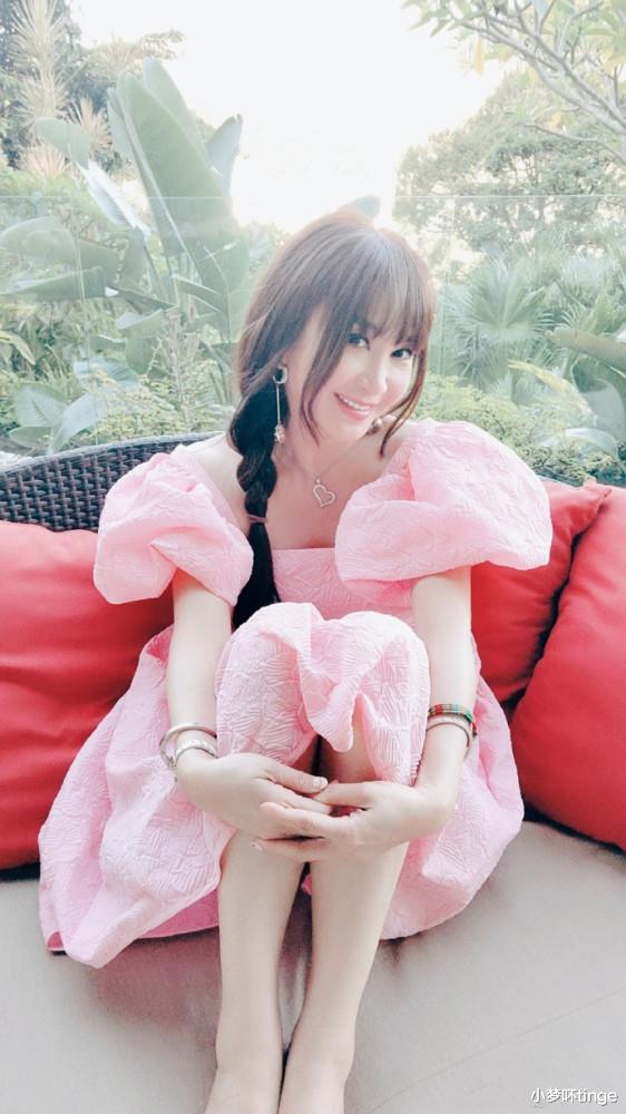 温碧霞|温碧霞提前庆生晒照,镜头下的一同好友,宛如两代人