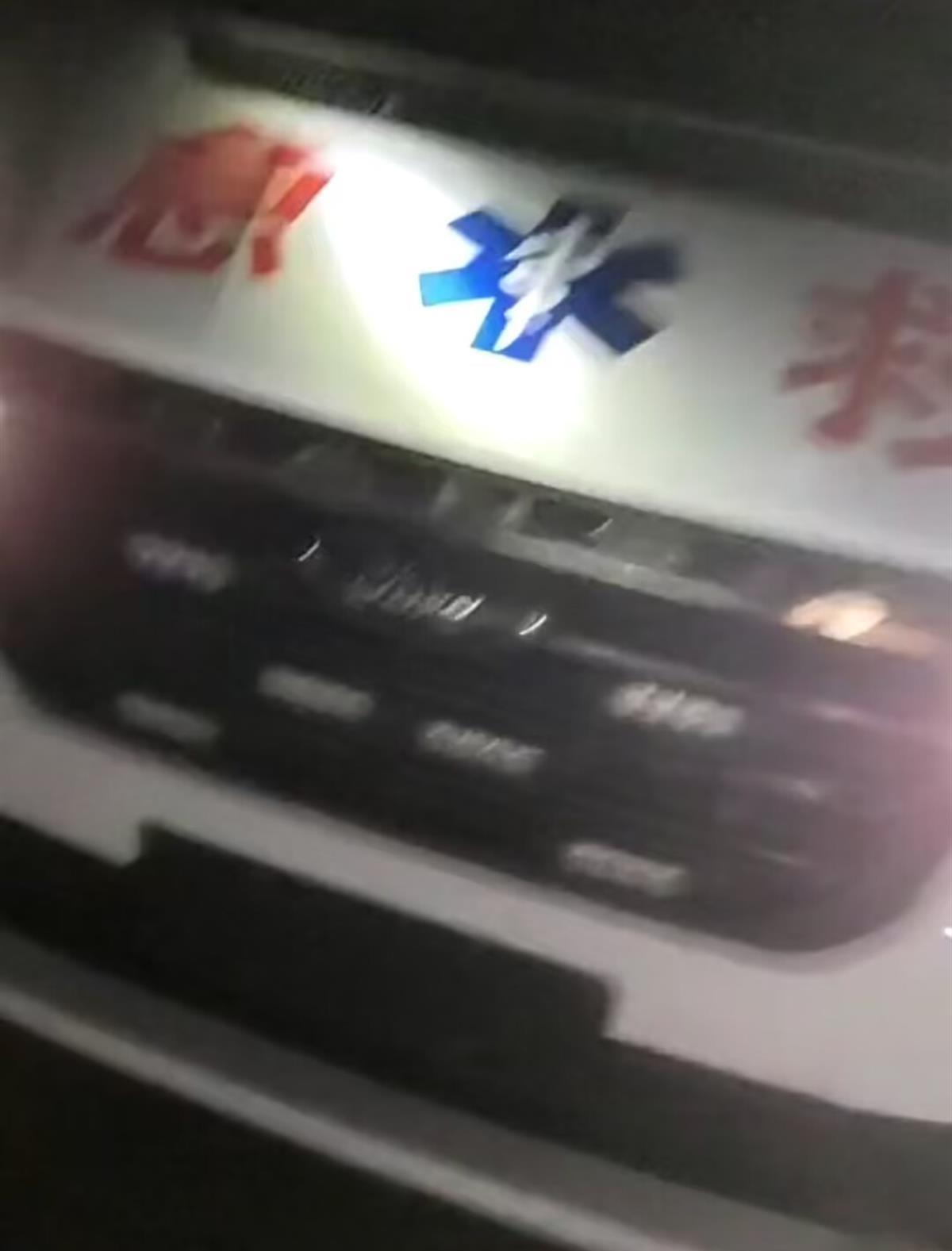 “救护车”坐地起价，司机中途想赶人下车，家属：母亲到家就去世了