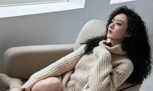赵丽颖|赵丽颖身穿浅色针织衫搭超靓!肤白貌美大长腿太惊艳了