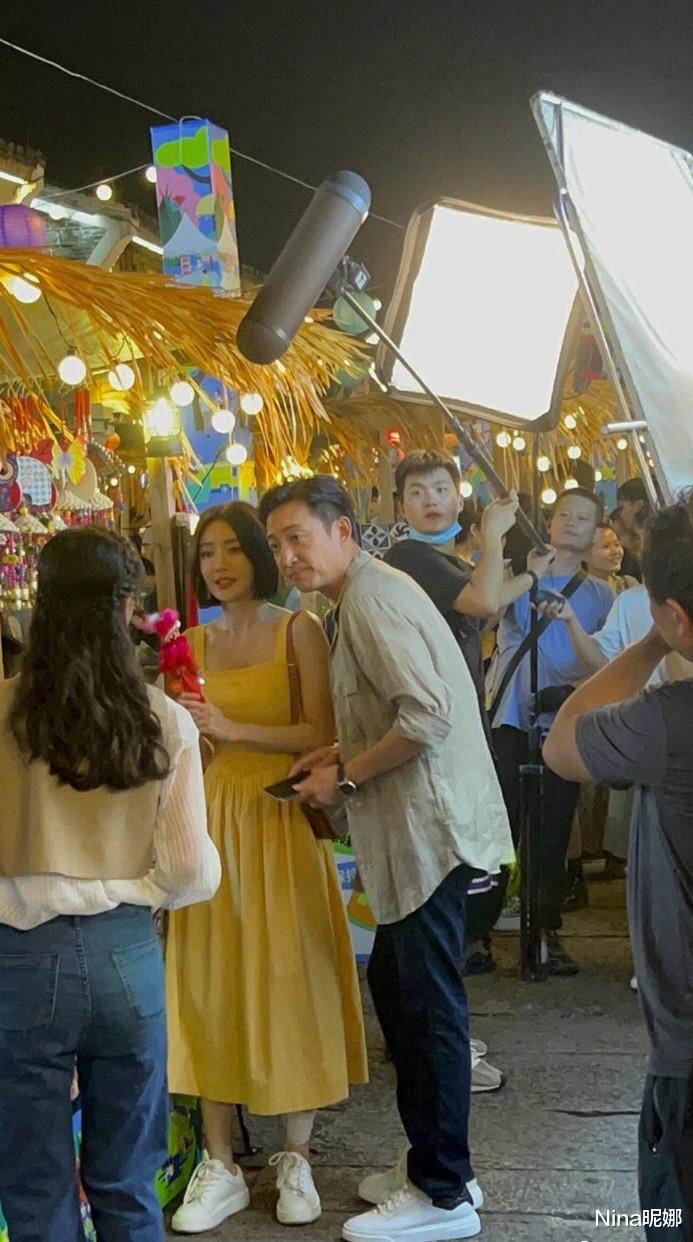 秦岚|秦岚宁波瘸腿逛夜市被拍,穿吊带街头吃烧烤没包袱,路人镜头下惹人疼