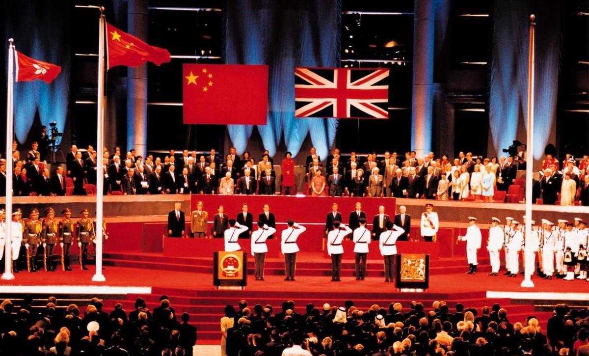 1997年香港回归前夕，英军30艘军舰兵犯南海，中方：撞就撞谁怕谁