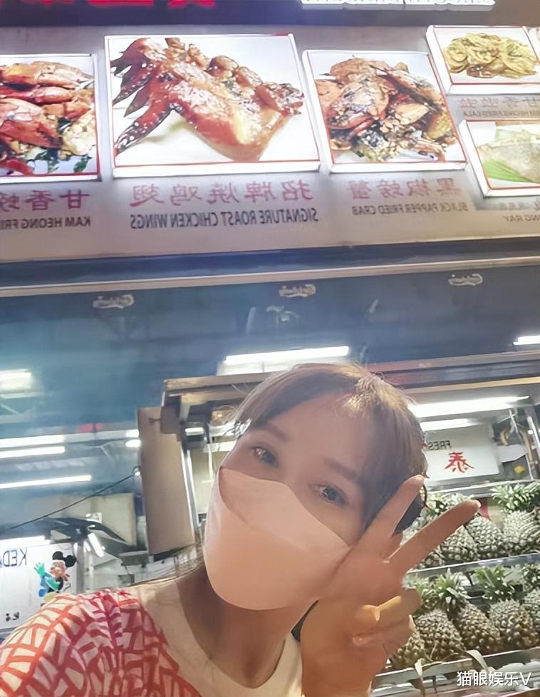 胡静|43岁胡静低调吃大排档,素面朝天无人识,穿碎花长裙宛如少女