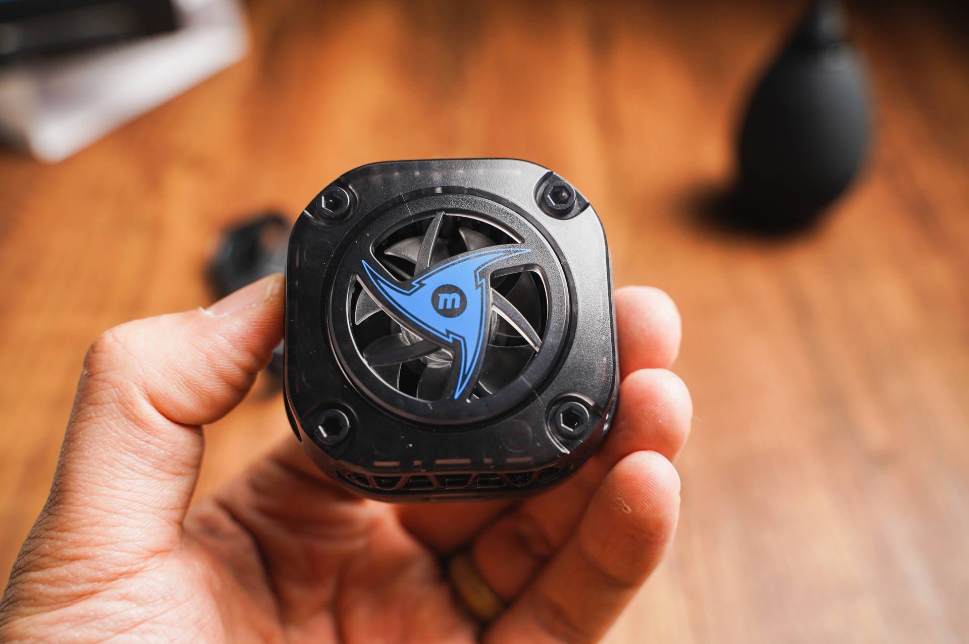 无线充电|摩米士透明磁吸散热器,无线充电也能冷静表现