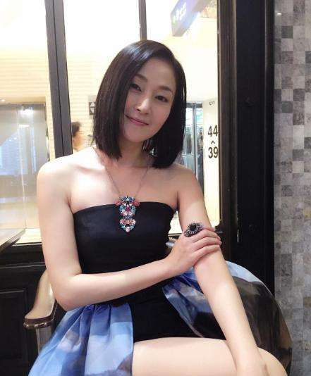 万绮雯|她是“香港第一美腿”，甄子丹为她抛妻弃子，如今50岁再度复出