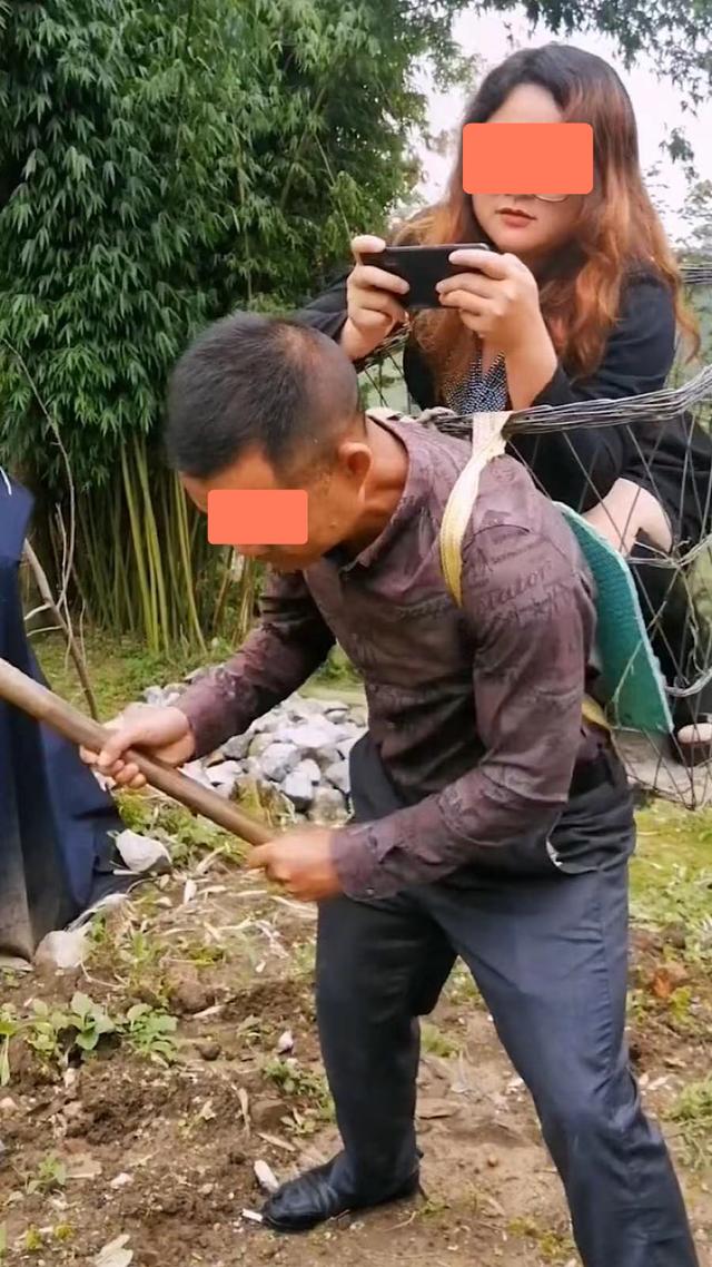 一女子被大叔当孩子来宠,务农时还不忘背着她,让她在背上玩手机