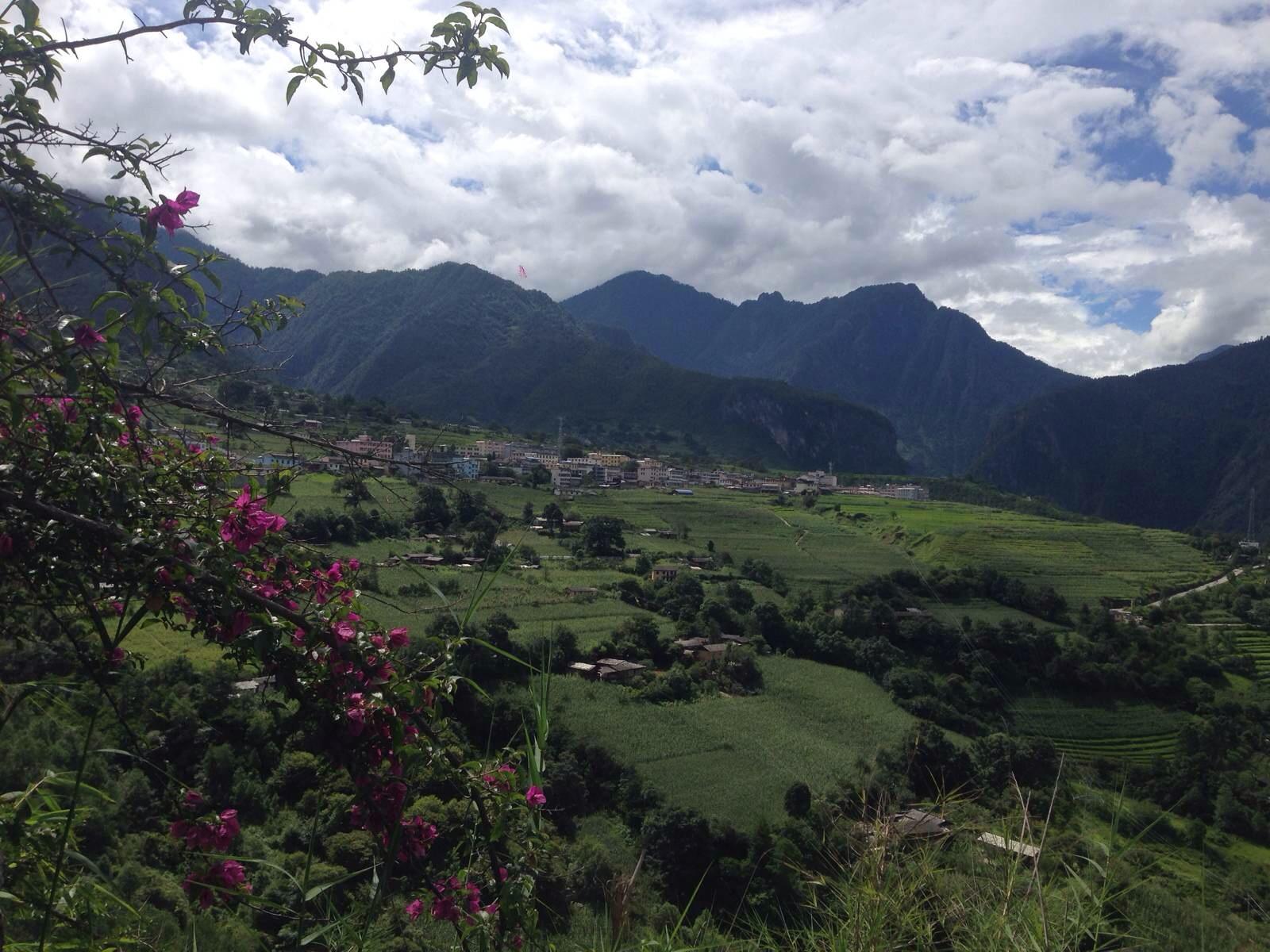 边陲|最美女子养深闺，最美绝景藏边陲，花蕊上的人神共居之地
