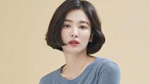 奔四奔五的女人，就放弃黑长直吧！这4种“减龄短发”太洋气了