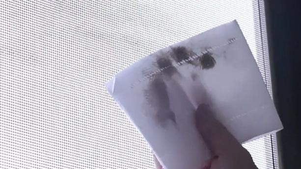才知道，洗纱窗可以不用拆不用卸，喷一喷，灰尘自己往下掉
