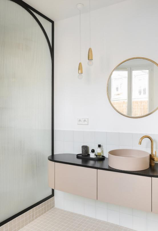 玻璃水磨石还有金属几何元素，营造轻快俏皮又淡雅粉嫩的复式公寓