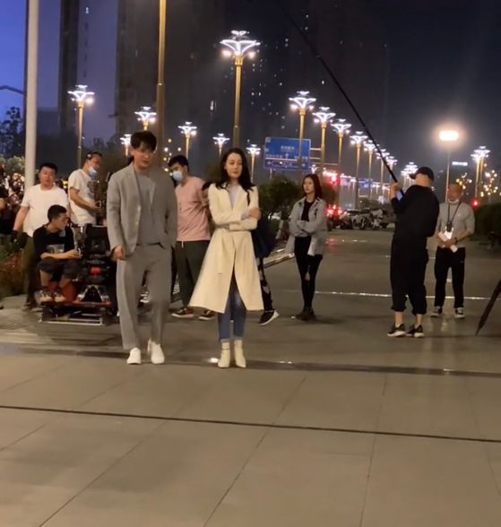 迪丽热巴|四川成都:迪丽热巴广场拍戏遭围观,路人一声哇“戴口罩都好看”