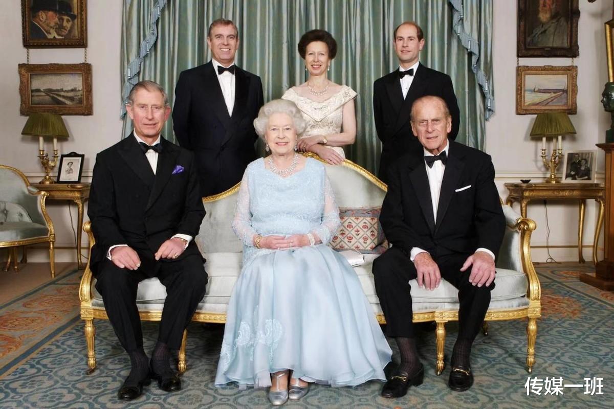 英国女王与菲利普亲王的74年:始于一见钟情,终于婚姻的苟且