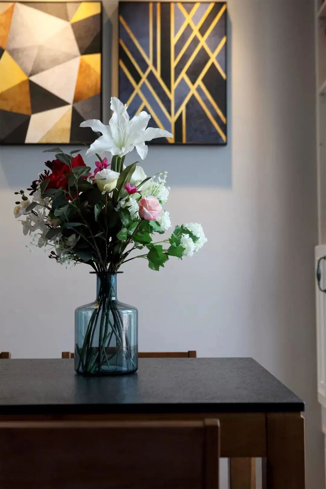 68㎡现代北欧,深色系的简约空间,热情与温情的交织