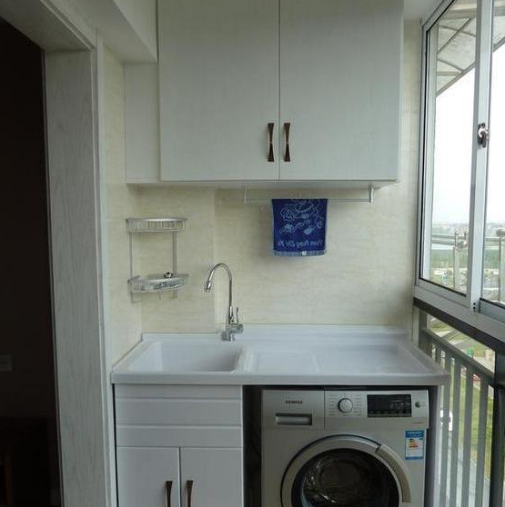 去亲戚新家做客,60平米房子柜子最多,头一次见电视背景墙这样装