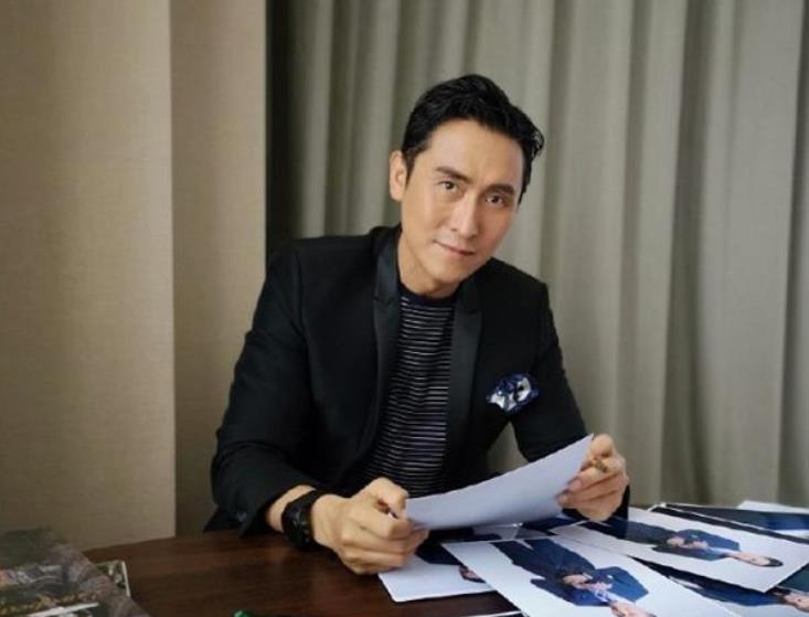 晒晒马德钟现实中的家，客厅挂着牛头装饰，连装修都是硬汉风格