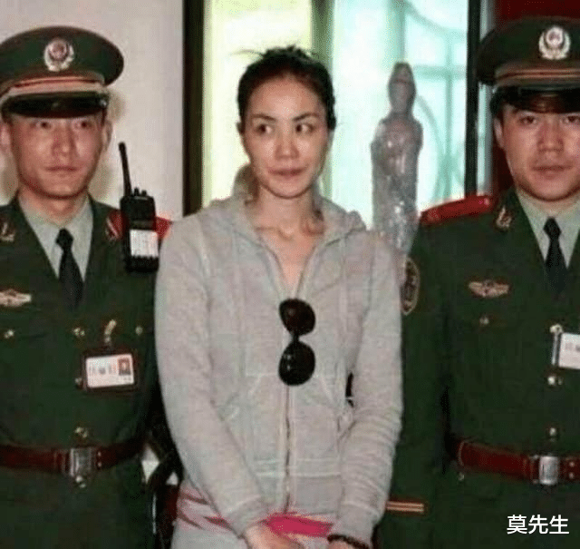 杜旭东|尴尬!66岁老戏骨街头被人架起来拍照,网友:终于抓到坏人了