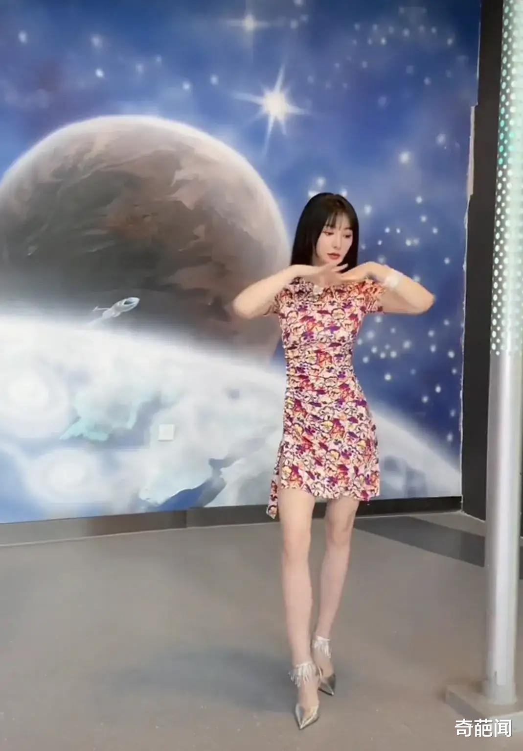 柳岩|42岁的柳岩暴瘦出镜，穿短裙跳钢管舞，颜值与身材不输20岁少女！