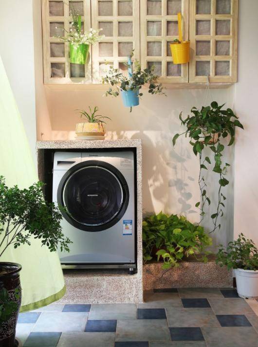 头一次见阳台这么装修,既可以晾衣服又能当景观台,感叹太聪明了