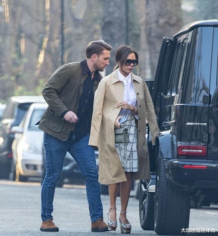 维多利亚·贝克汉姆|贝克汉姆46岁娇妻冬天也光腿，摆出“钢铁脸”，高大保镖贴身呵护