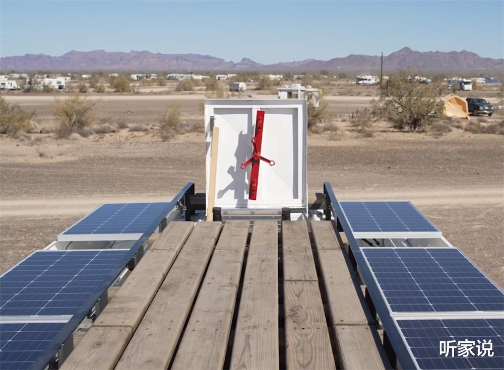 65岁老夫妻退休后积极乐观：将旧大巴改房车，住进23㎡蜗居中生活