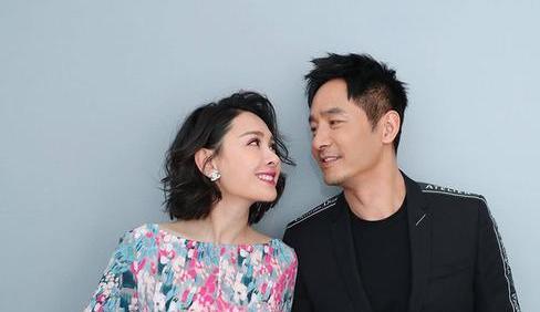 程莉莎|程莉莎晒和丈夫日常生活，身穿碎花裙像老公撒娇，两人同框超有爱