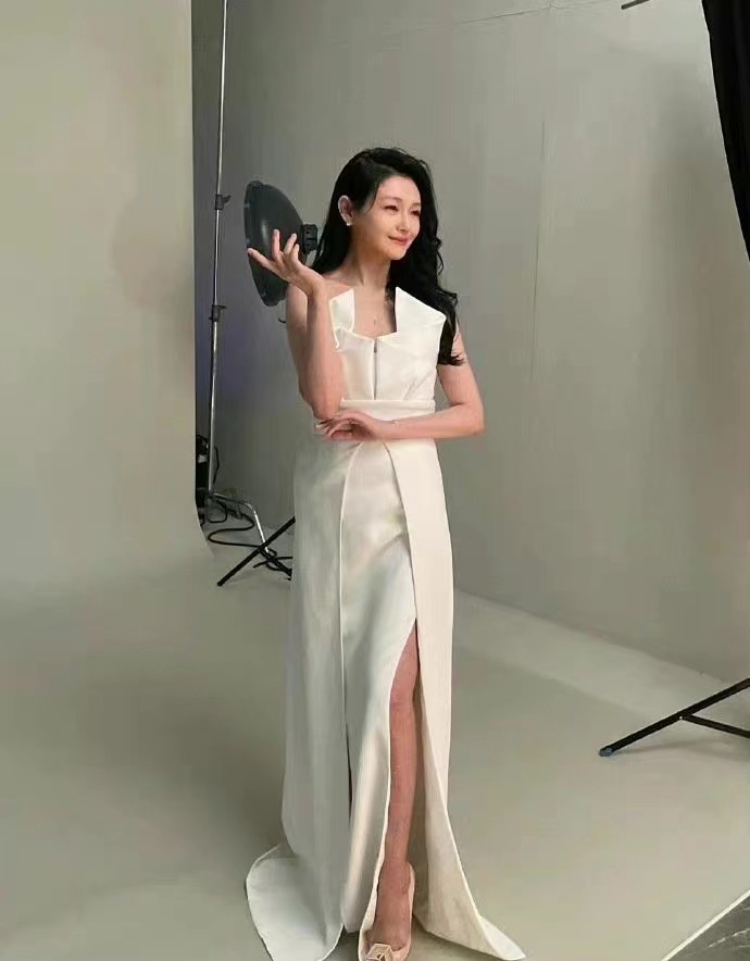 大S|大s复工大爆火!穿白色礼服生图也太美了,胸口纹老公名字秀恩爱