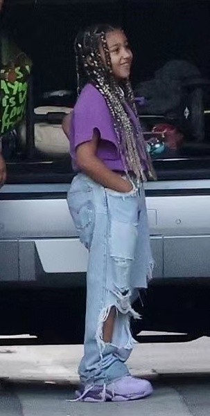 金·卡戴珊|金卡戴珊穿球衣亮相真难得!8岁西北妹成胖墩,长得贼像黑人前夫