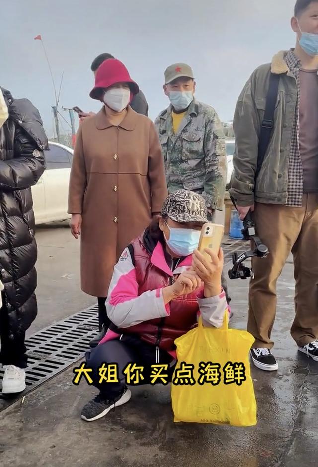 50岁“夏东海”高亚麟现身乡下,坐小马扎吆喝卖海鲜