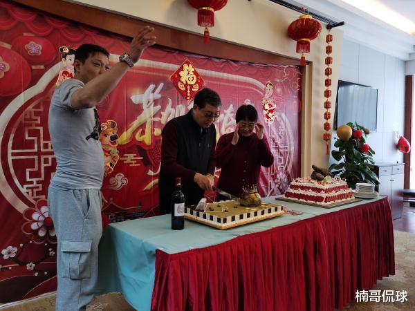 徐根宝|上海海港弟子看望徐根宝！国足很痛心，寄语弟子将赚来的钱搞青训