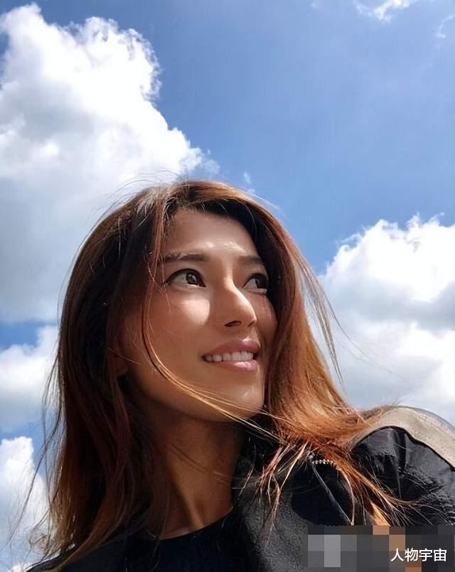 香港|她是香港四大才女,最美填词人,填词一首赚9000块,感情经历传奇