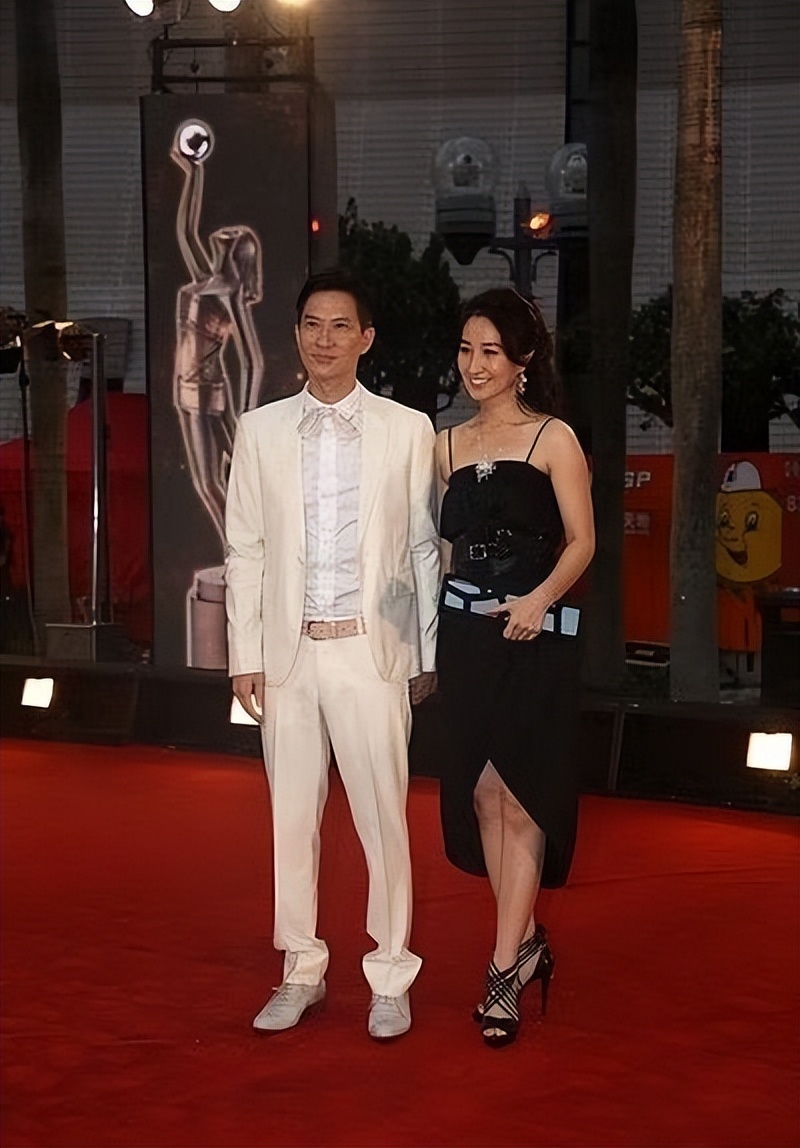 张家辉|张家辉大3岁老婆身材真好！依旧像大家闺秀