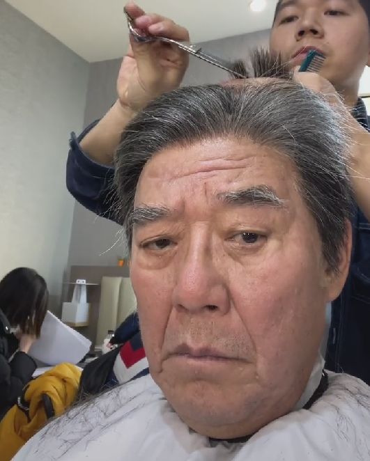 李立群|70岁李立群拍戏吃泡面，为赚钱不敢休息，曾因开厂欠下巨额债务