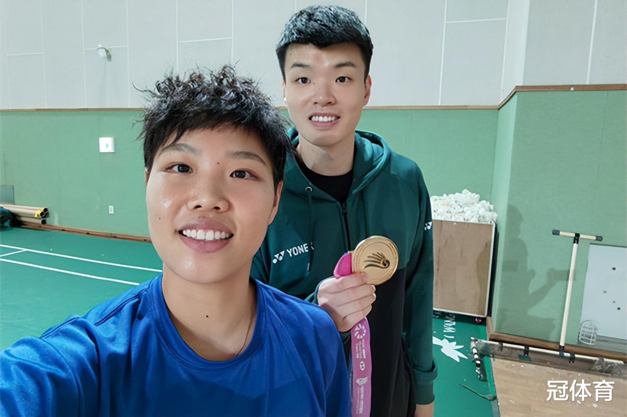 马龙|国羽奥运冠军0-2落败！公开发声未提林丹，直言马龙激励她前进