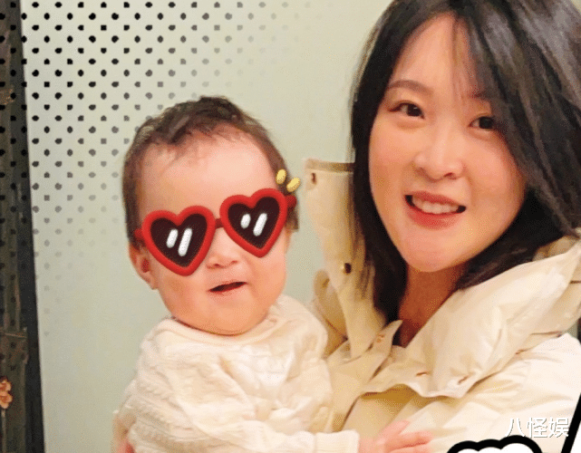 惠若琪|惠若琪一家游玩，9个月女儿蹦床里学走路，老杨温柔注视好暖心