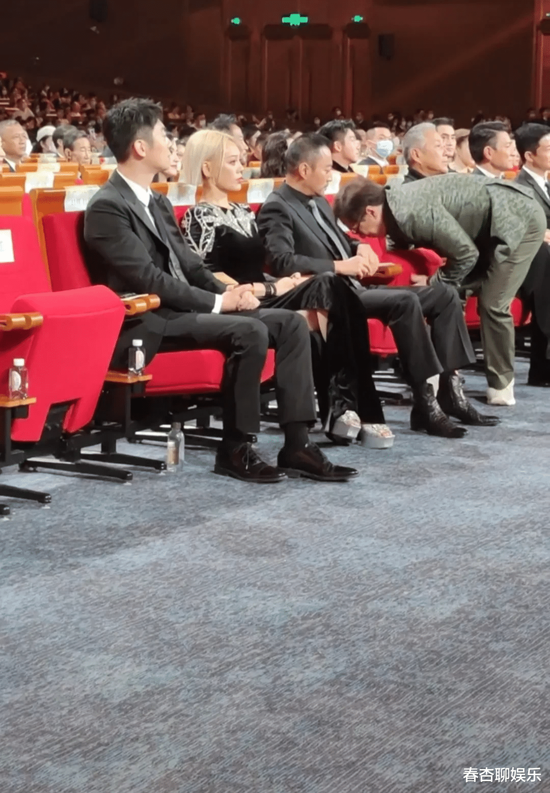 成龙|成龙参加金鸡奖颁奖典礼尴尬了!这辈子恐怕都没有遇到过