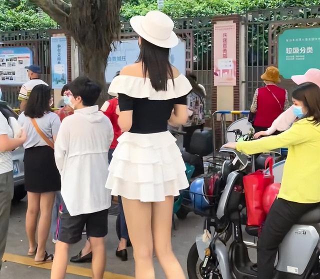 纪实:女子穿短裙接孩子放学,一旁的家长紧盯着美腿,若有所思