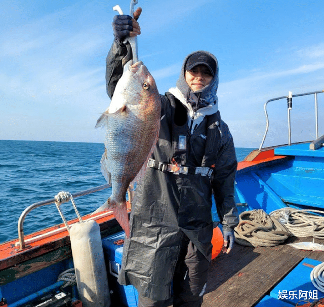 孔刘|孔刘李栋旭同出海钓鱼被偶遇？这画风朴素接地气，男神秒变大叔