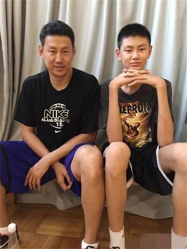 李楠|李楠家庭近况：和妻子相爱30年，儿子比他高21公分，却有一大隐患