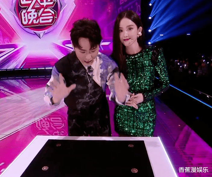 眼影 26位女星跨年争艳大戏:杨幂穿貂,杨紫撩开刘海,一个比一个有招