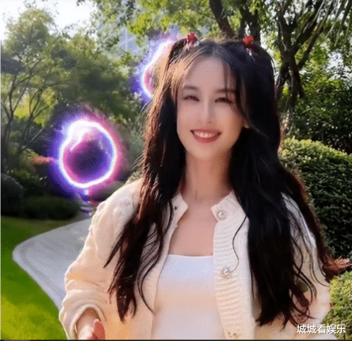 长腿 39岁黄圣依小区热舞,梳双马尾笑容甜美,穿绿色短裙长腿白到发光