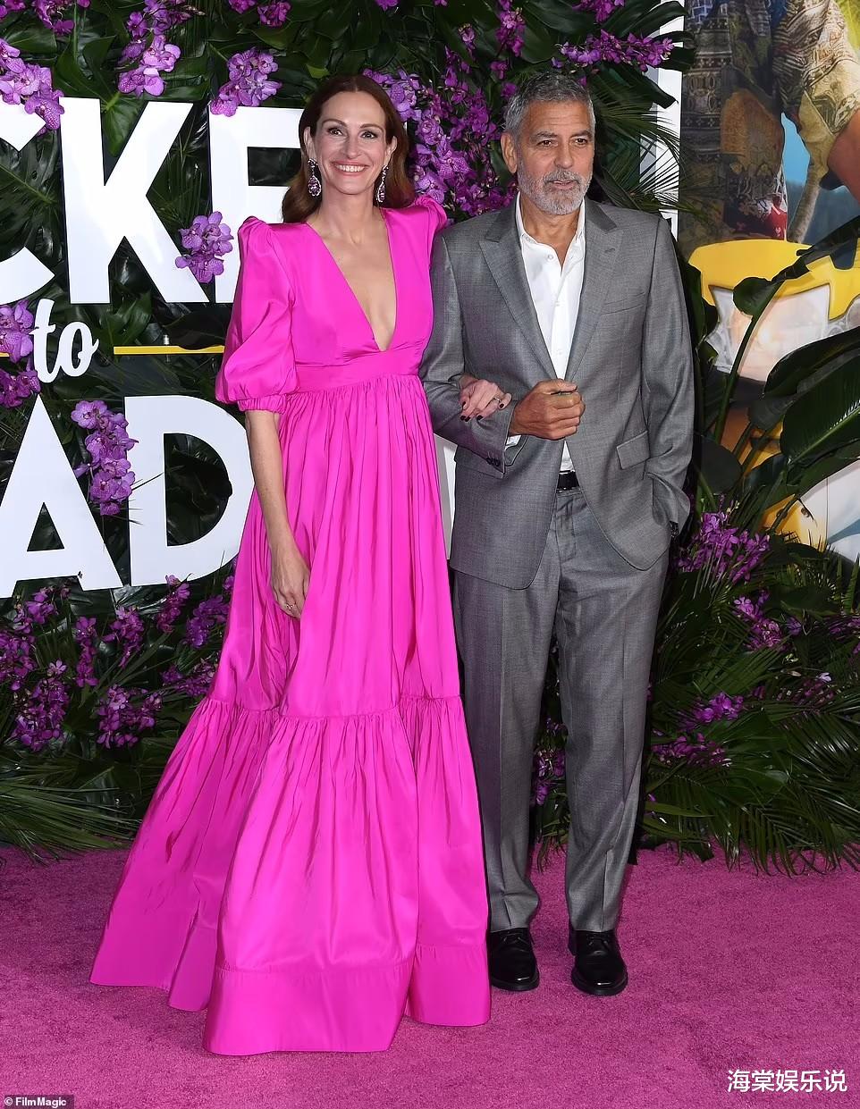 |茱莉亚·罗伯茨现身红毯！穿低胸晚礼服明艳动人，挽着布鲁尼超闪