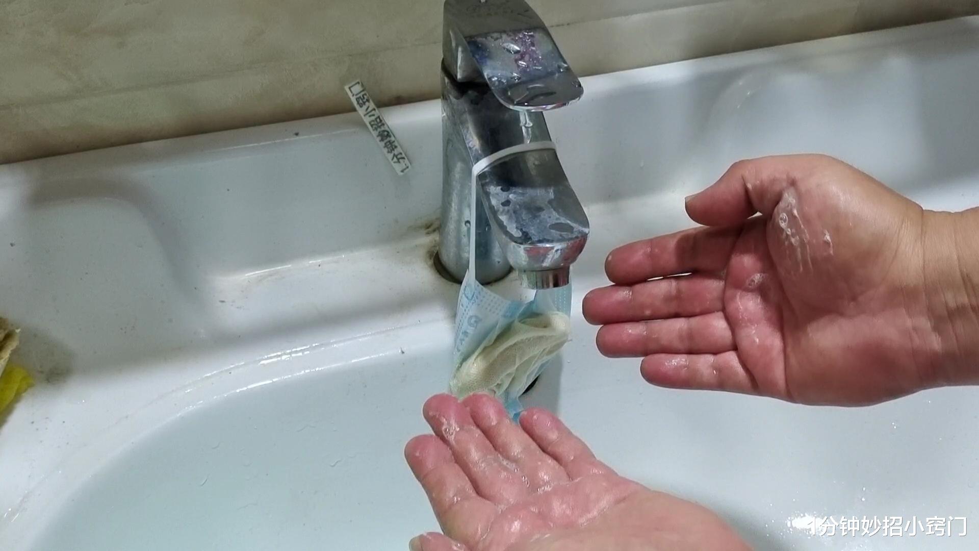 往马桶里放一个口罩,没想到这么厉害,太方便了,赶快回家学学