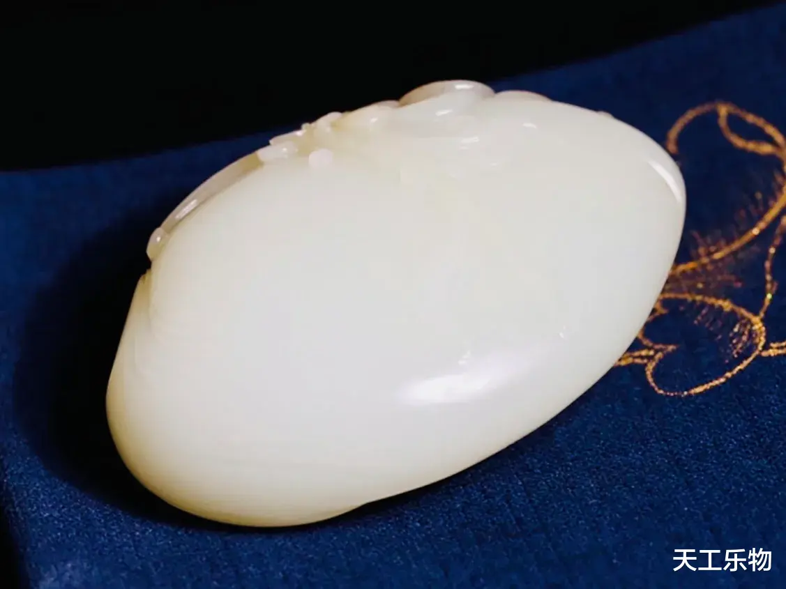 邮票|上手油的秋梨皮油膏料!一百多克的籽料羊脂玉“凤凰”价值几何?