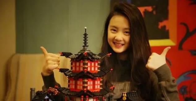 晒晒黄磊一家住的房子,女儿从小就学琴棋书画,客厅摆放着大钢琴