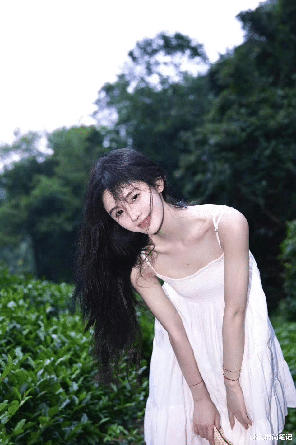 被赵露思给美到了,珍珠搭配吊带裙,纯欲在线