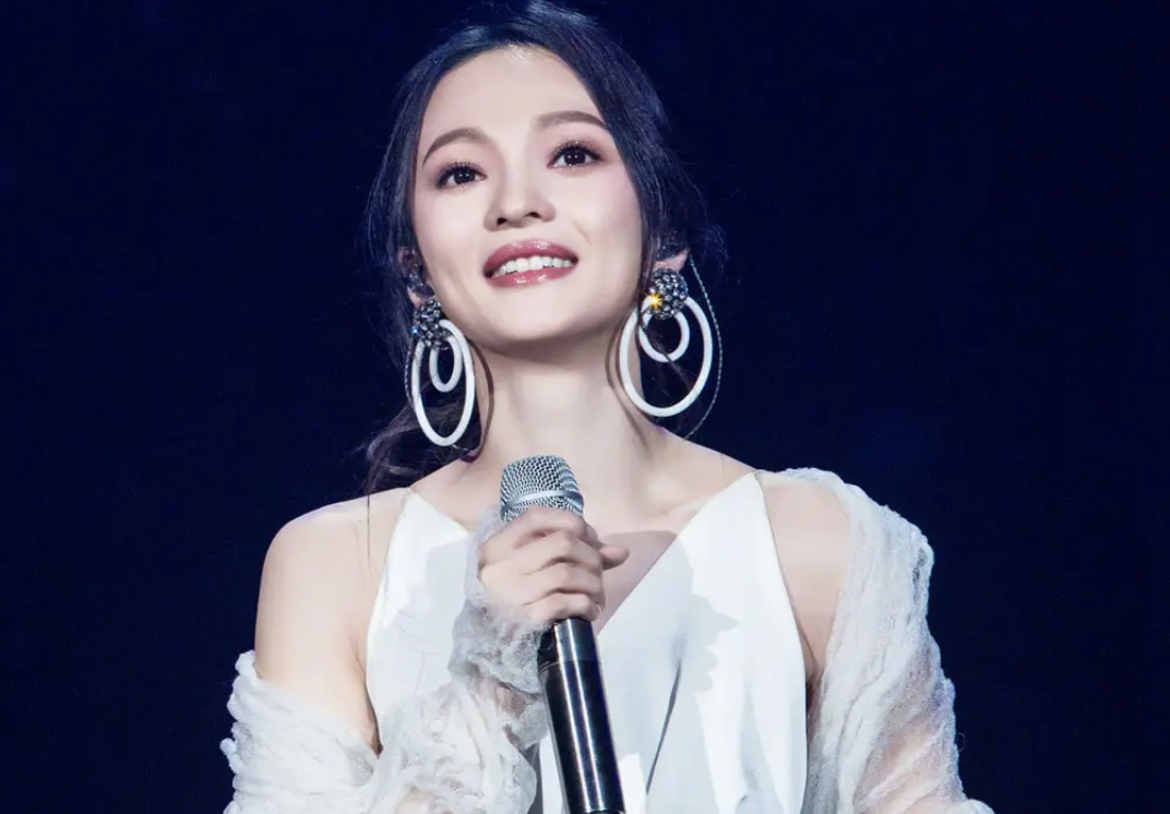 张韶涵|张韶涵患病，其母转走其积蓄，和小男友很快花光，张韶涵怎么做？