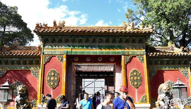 故宫养心殿为何常年阴冷潮湿?直到专家挖开地板,才发现其中秘密
