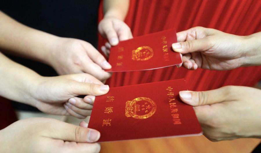 案例:丈夫每晚反锁卧室房门,妻子怒砸丈夫汽车:我只是想亲热