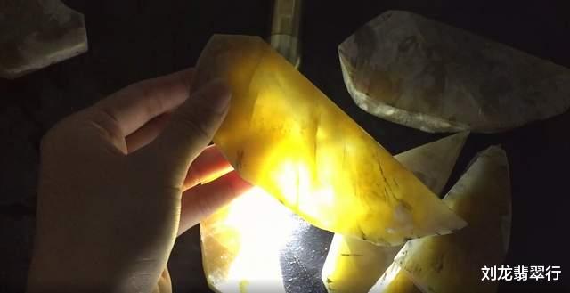 翡翠|70000的翡翠原石,切出了金子一样的翡翠