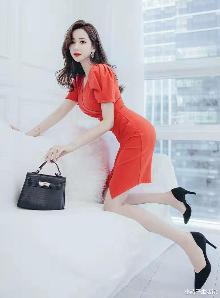 连衣裙|V领职业气质不规则的开叉连衣裙，修身显瘦的包臀裙款式。